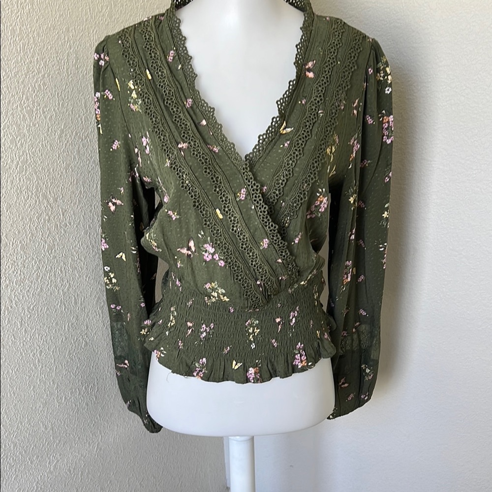 Floral Green Lace Trim Top NWT. Size M